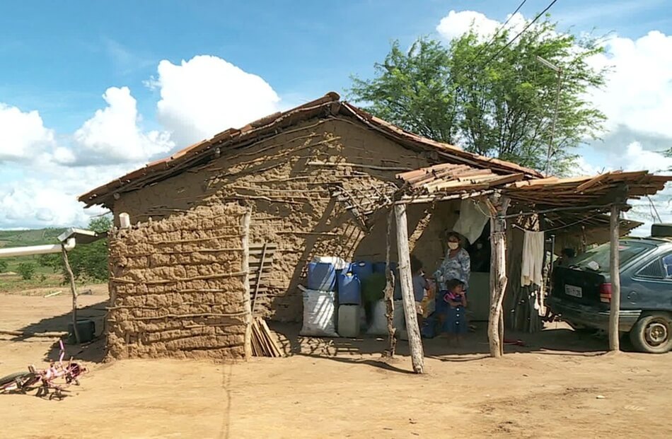 Mais de 1 milhão de pessoas vivem em casas de taipa no Brasil, aponta IBGE