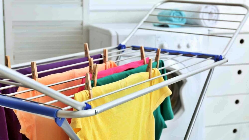 Secar roupas dentro de casa pode fazer mal para a sua saúde; entenda