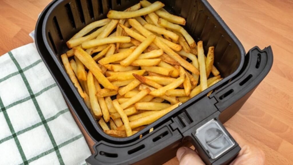 Pouca gente sabe o truque da água quente para fazer batatas fritas realmente crocantes na airfryer