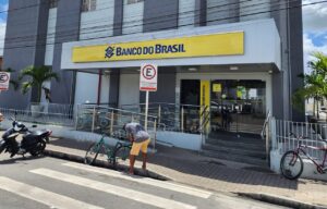<font dir="auto" style="vertical-align: inherit;"><font dir="auto" style="vertical-align: inherit;">Agências bancárias reabrem nesta quarta-feira ao meio-dia</font></font>