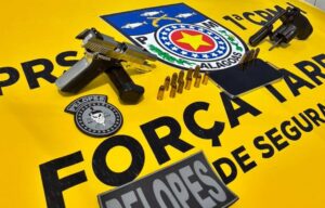 Irmãos integrantes do Comando Vermelho são presos com armas no interior