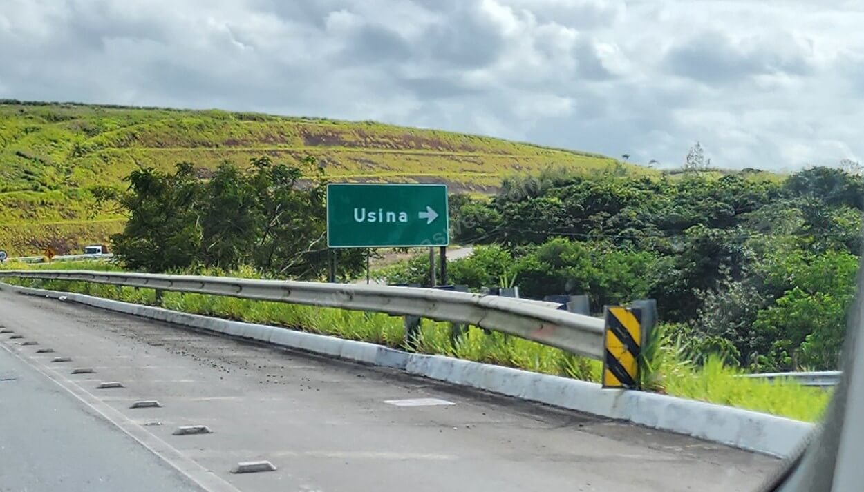 Motorista de caminhão é socorrido pelo Samu após tombamento na BR-101 em São Miguel dos Campos
