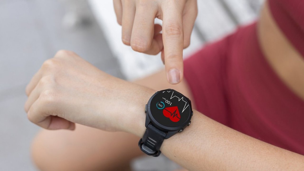 Uma mulher usando um smartwatch que detecta batimentos cardíacos em tempo real.