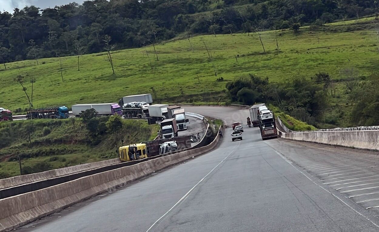 Acidente com carreta cegonha interdita BR-101 em Alagoas