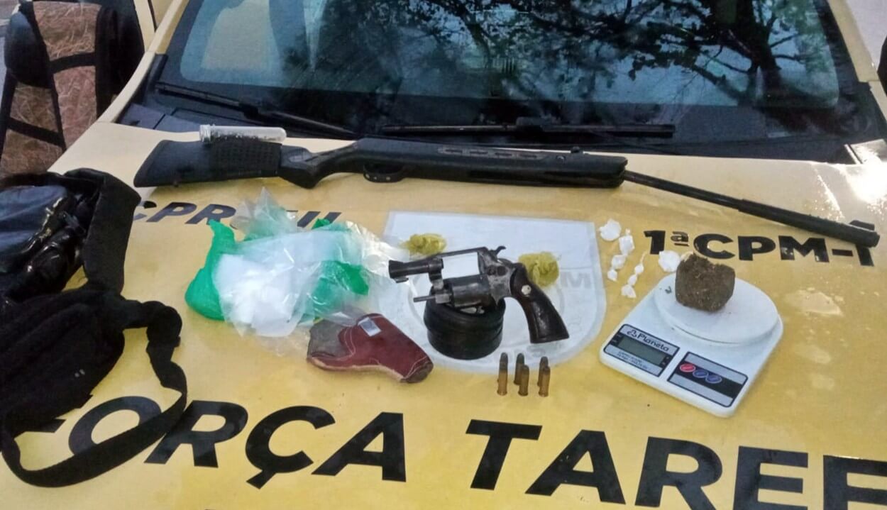 Homem é preso com cocaína, arma de fogo e maconha no centro de Boca da Mata