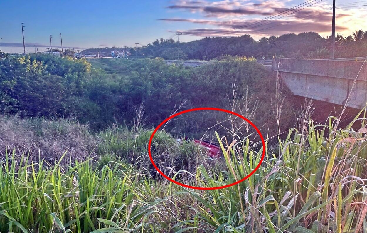 Mulher perde o controle de picape e cai embaixo de ponte na Barra de São Miguel