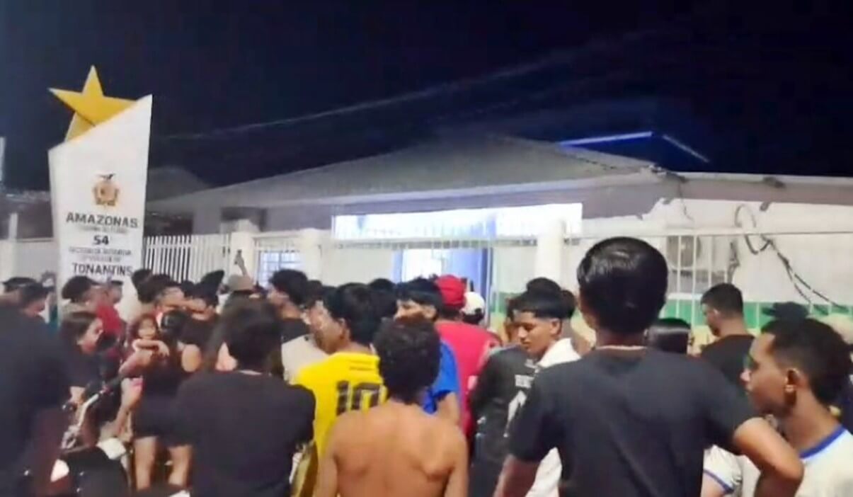 Multidão invade delegacia e coloca fogo em homem que foi preso por feminicídio