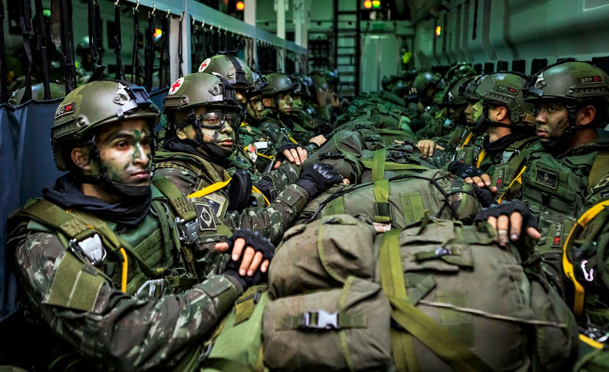 EUA enviam mais de 4 mil militares para águas latinas em ação contra cartéis