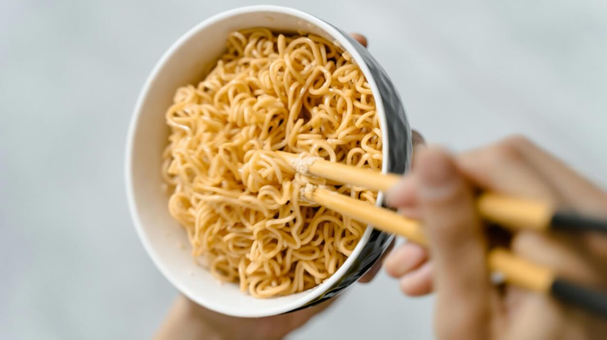 Menino morre após comer macarrão instantâneo cru
