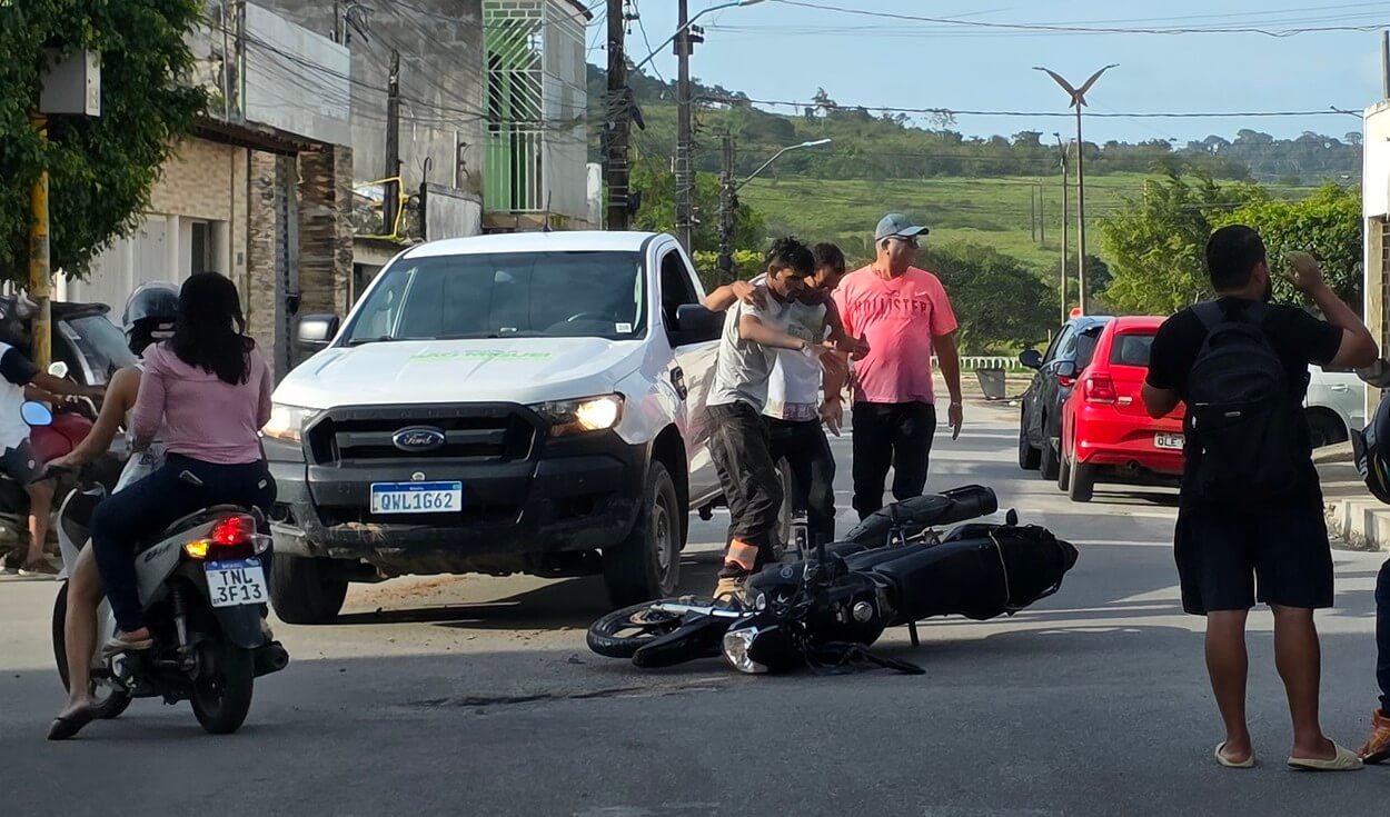 Acidente entre veículo da Educação e motocicleta deixa homem ferido em São Miguel dos Campos