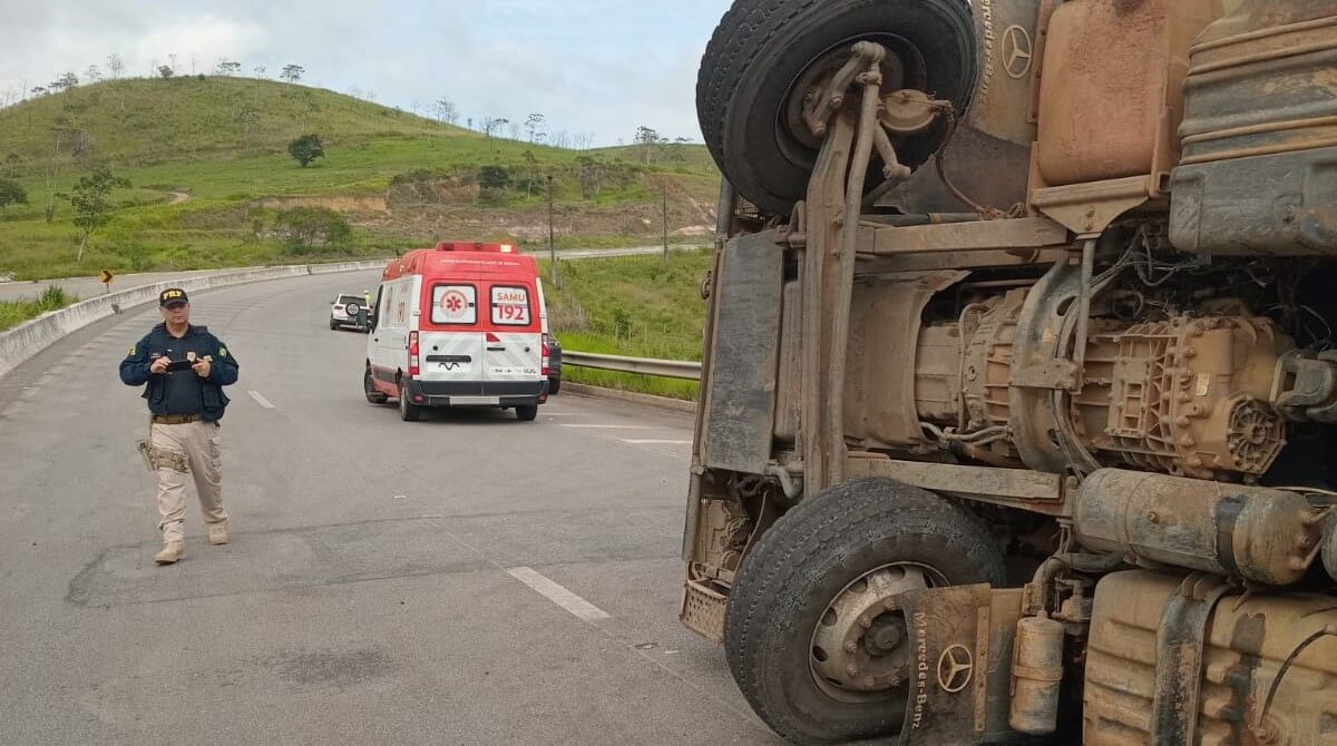 Caminhão canavieiro tomba na BR-101 e motorista é socorrido pelo SAMU