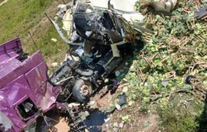 Carreta carregada de repolho capota na BR-101 e deixa motorista em estado grave
