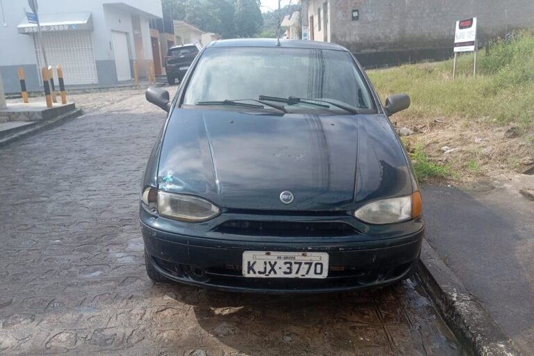 Moradores denunciam carro abandonado há uma semana em São Miguel dos Campos
