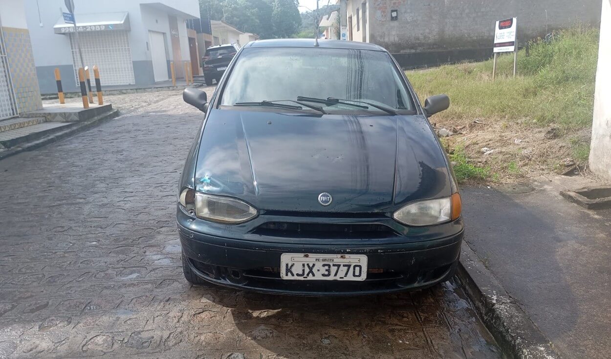 Moradores denunciam carro abandonado há uma semana em São Miguel dos Campos