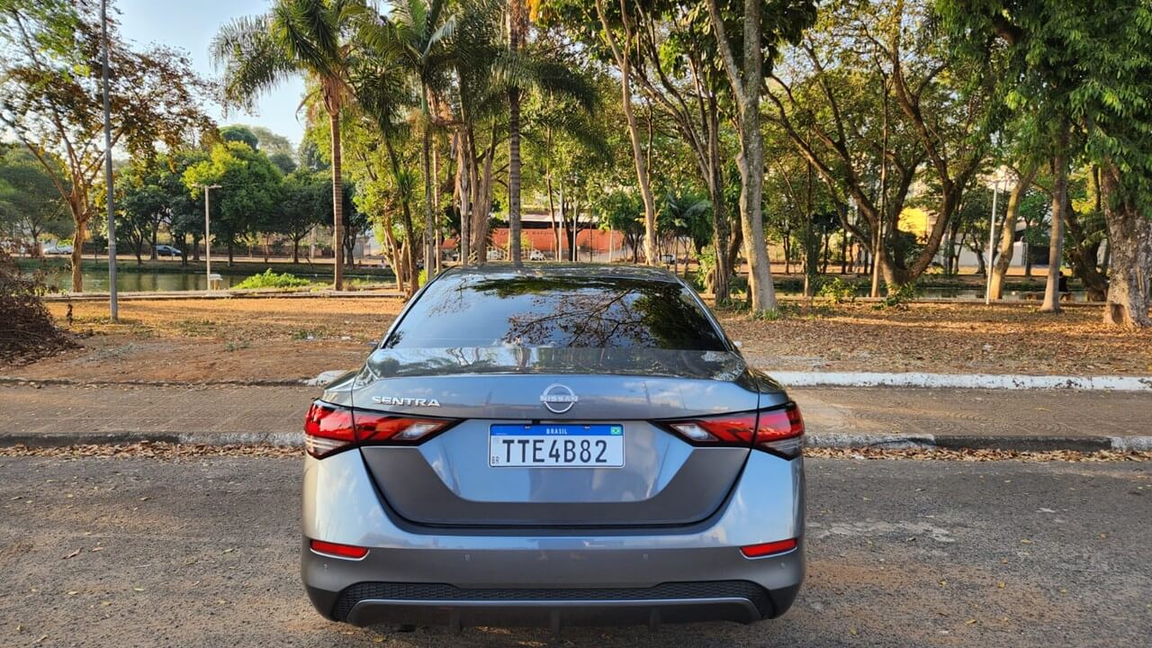Nissan Sentra 2026 mostra consistência no segmento de sedãs médios