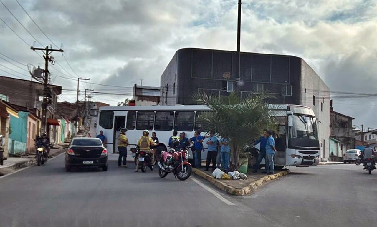 Ônibus perde os freios na rua mais perigosa de São Miguel dos Campos