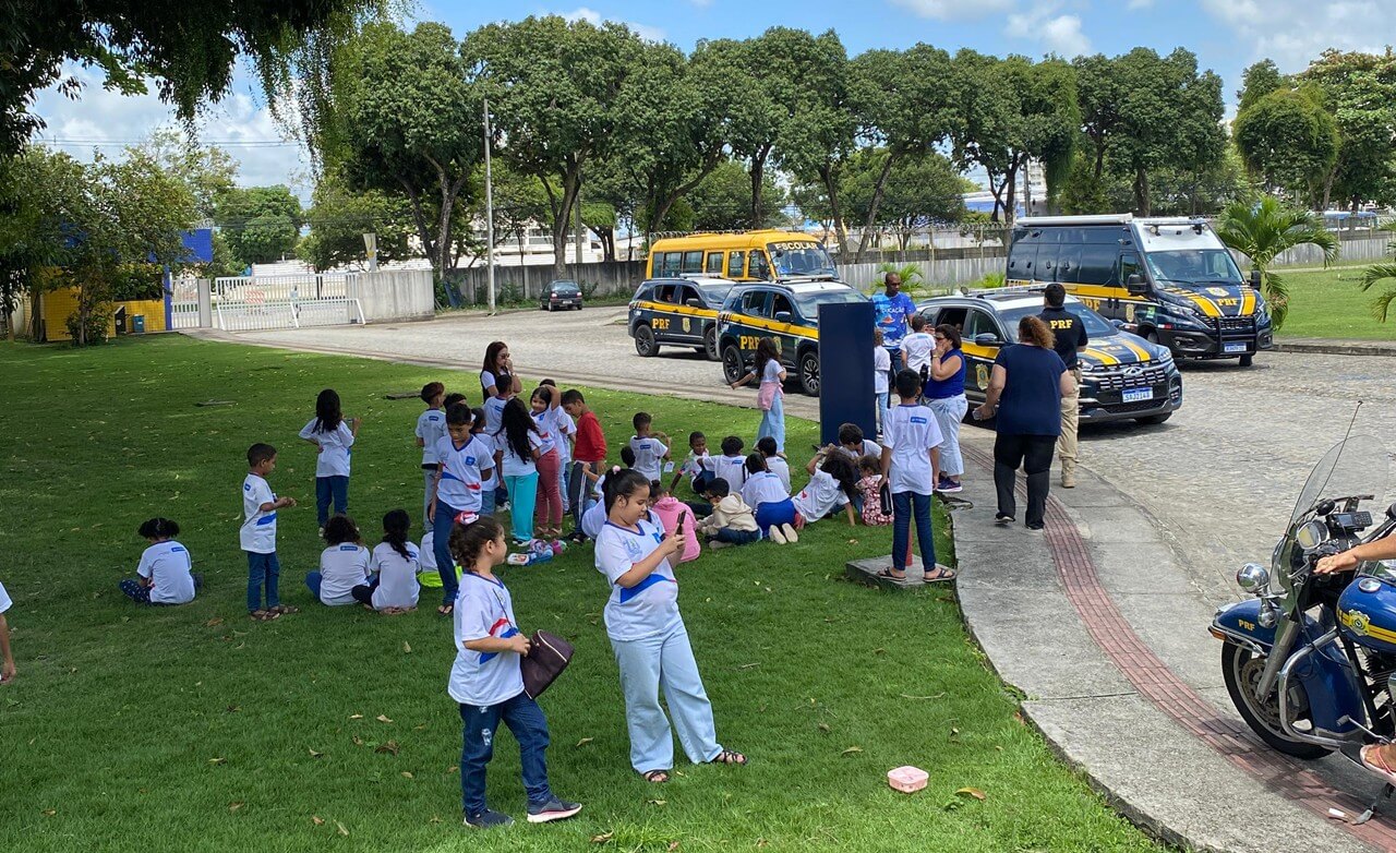 PRF recebe crianças na Superintendência durante a Semana Nacional de Trânsito em Alagoas