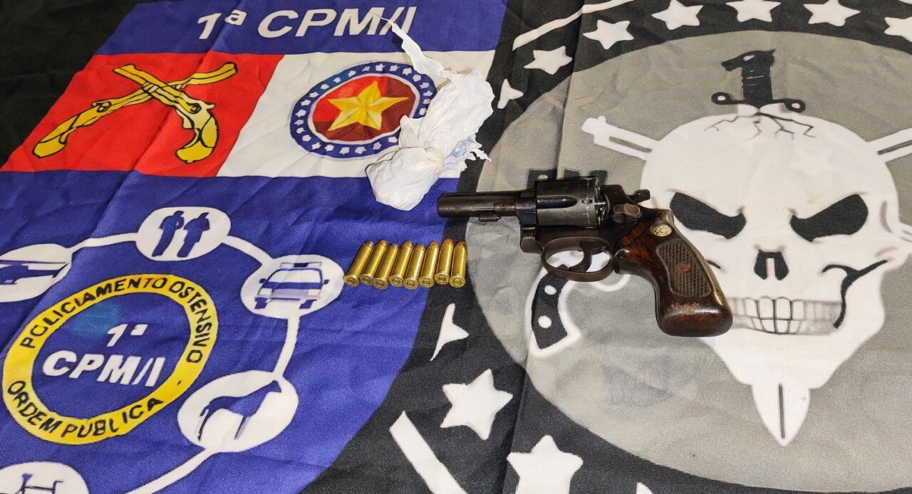 Jovem acaba preso após 'encontrar' arma de fogo em terreno baldio em São Miguel dos Campos