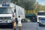 Carreta baú pega fogo na BR-101 em Teotônio Vilela