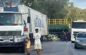 Carreta baú pega fogo na BR-101 em Teotônio Vilela