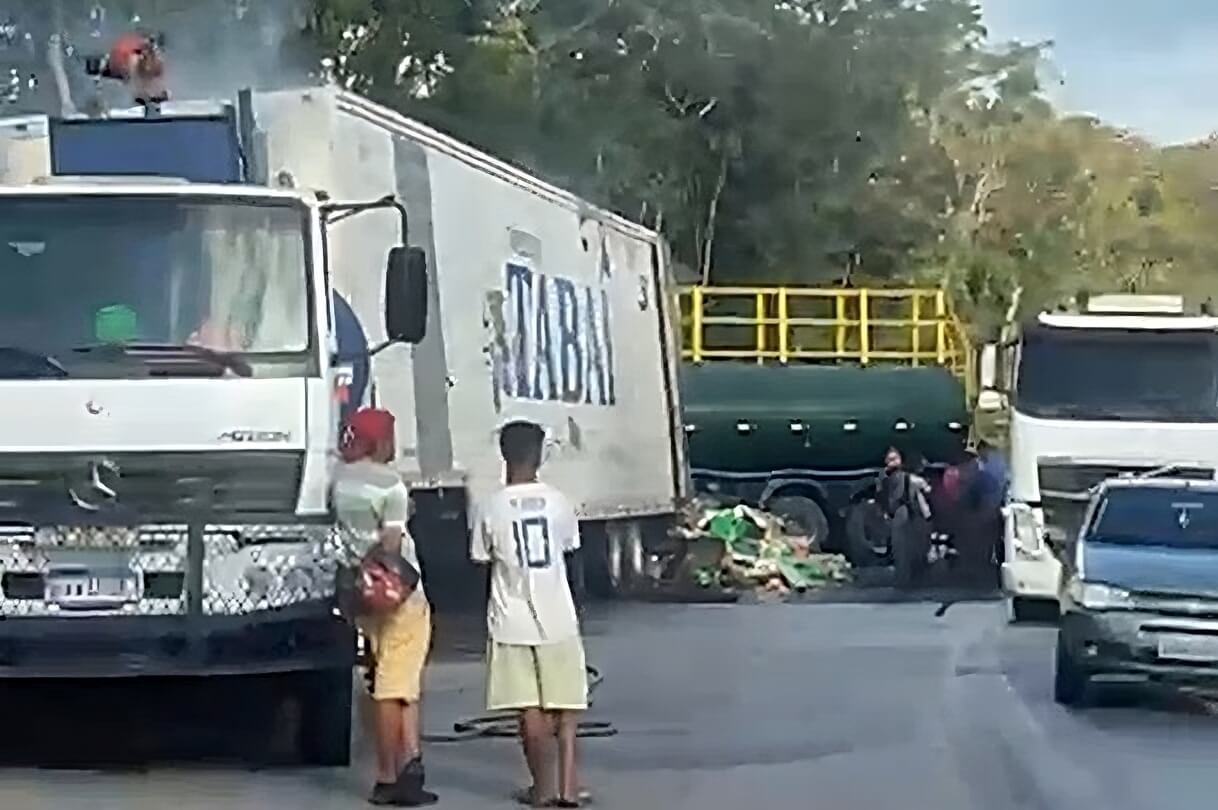 Carreta baú pega fogo na BR-101 em Teotônio Vilela