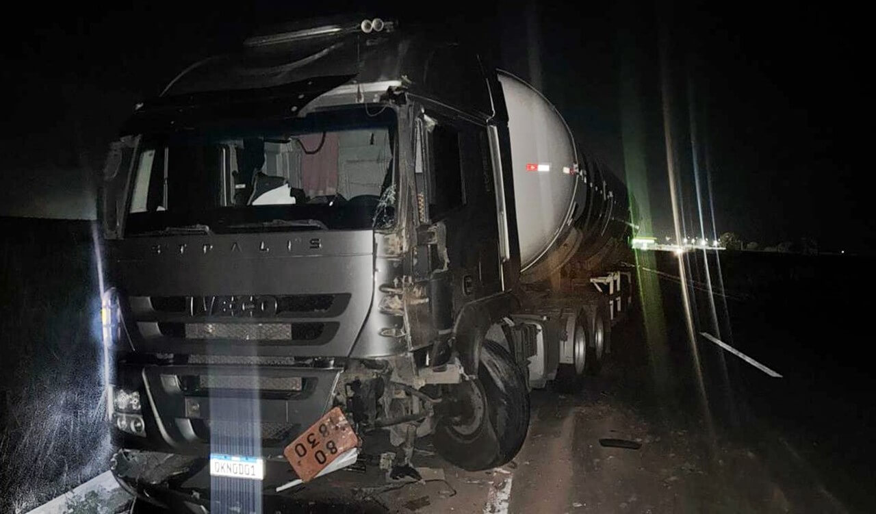 Carreta carregada de gas colide com carro apos ser fechada por caminhao de cana na BR 101 2