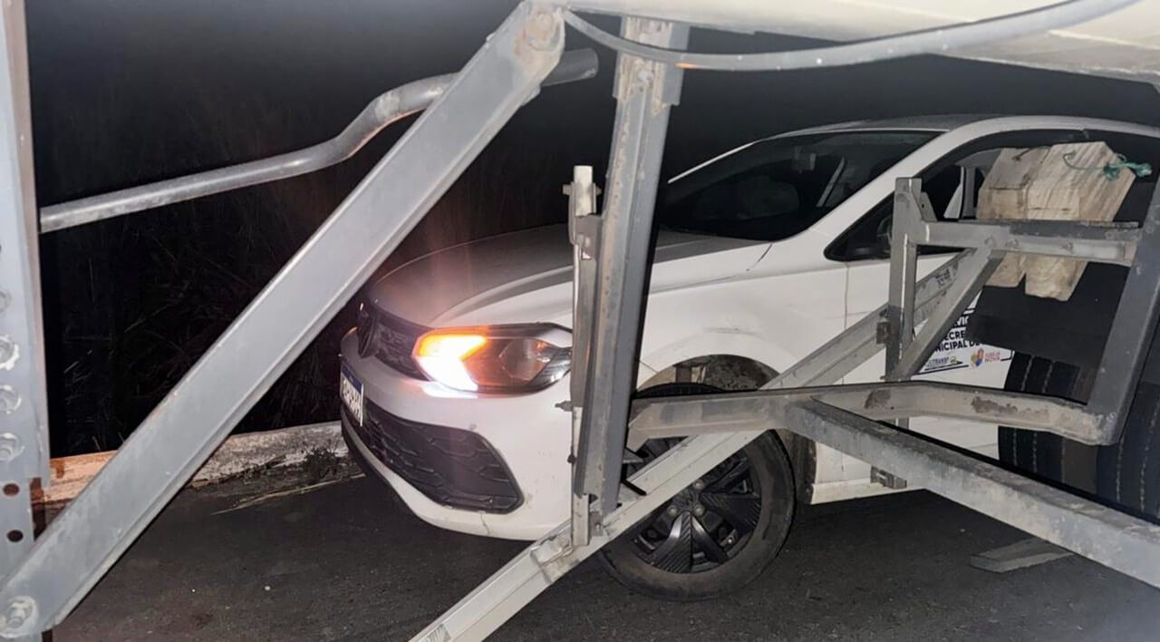 Carreta carregada de gas colide com carro apos ser fechada por caminhao de cana na BR 101 3