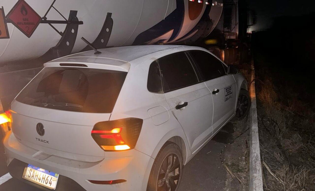 Carreta carregada de gas colide com carro apos ser fechada por caminhao de cana na BR 101 4