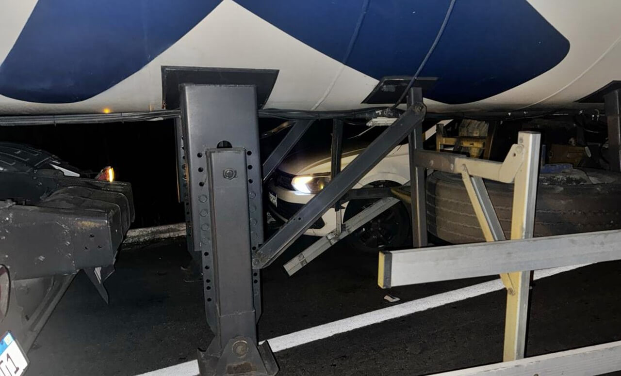 Carreta carregada de gas colide com carro apos ser fechada por caminhao de cana na BR 101 5