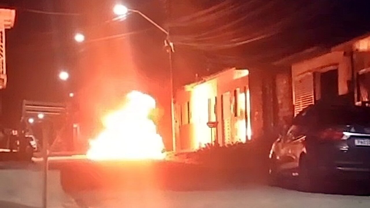 Homem toca fogo em moveis e mobiliza bombeiros e PM em São Miguel dos Campos