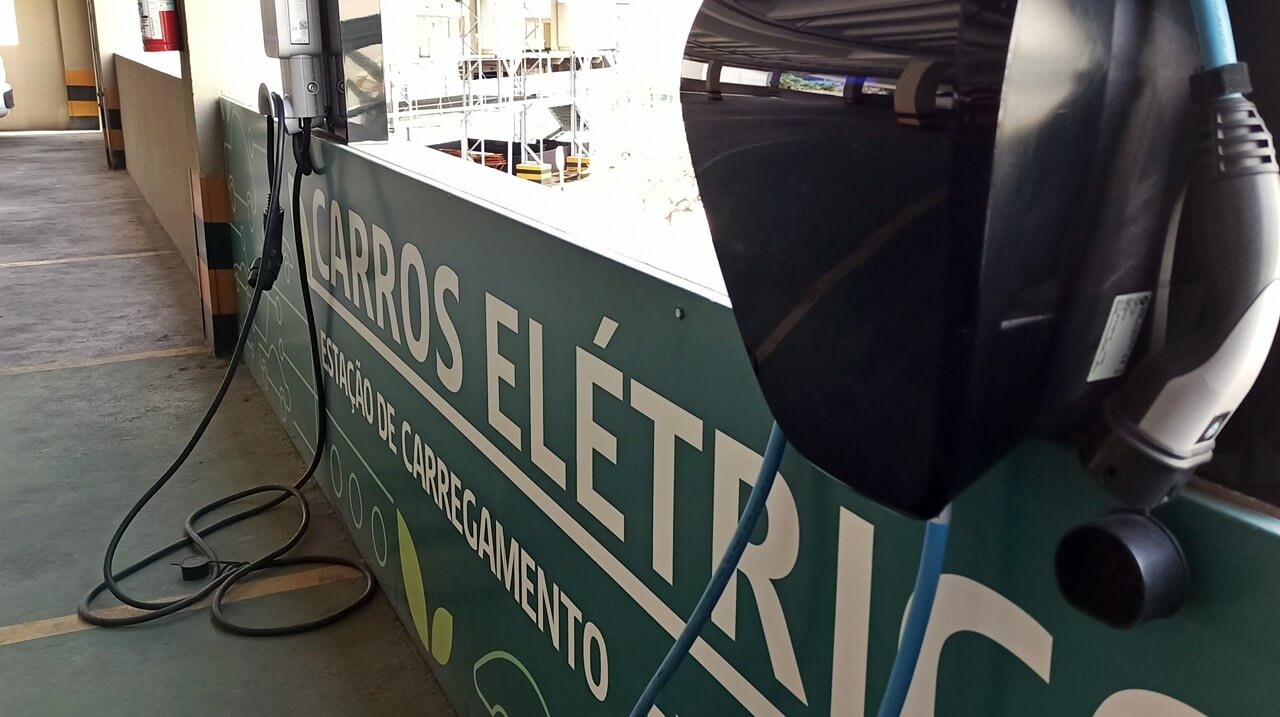 Consumo de energia de carros elétricos cresce 2.000% no Brasil e acende alerta