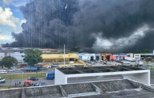 Incêndio de grandes proporções atinge indústria de plástico no Distrito Industrial de Maceió