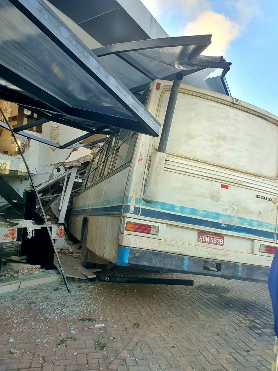 Onibus desgovernado invade galeria e mata jovem de 23 anos em Maragogi 1