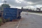 Reboque de transporte de cana tomba na BR-101 em Alagoas
