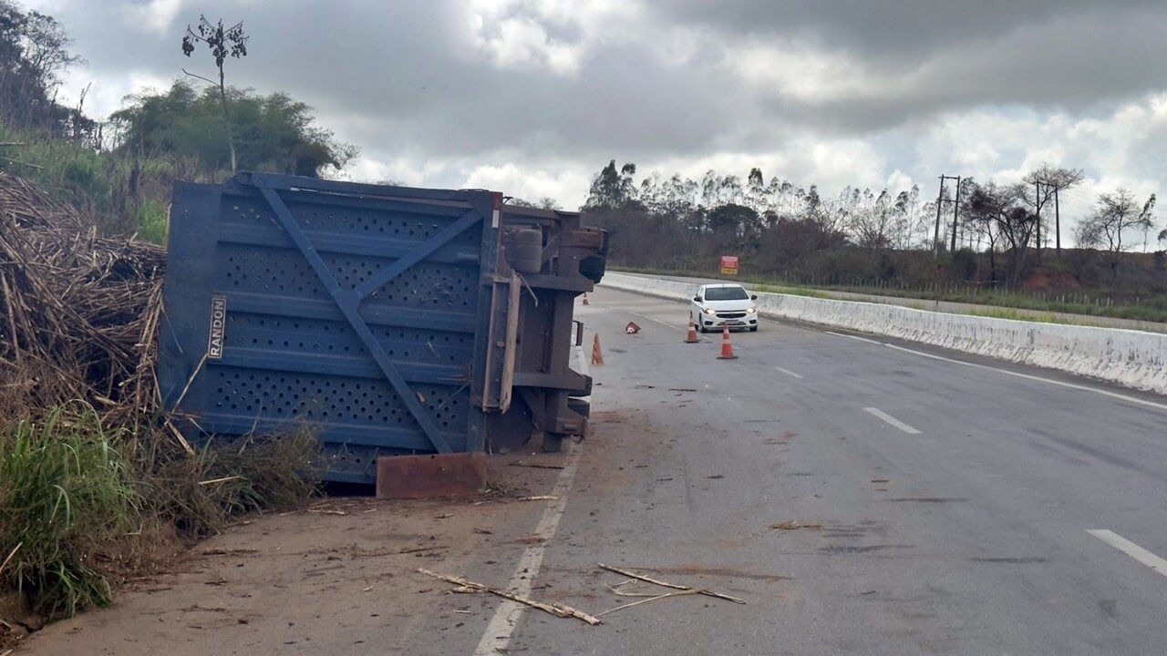 Reboque de transporte de cana tomba na BR-101 em Alagoas