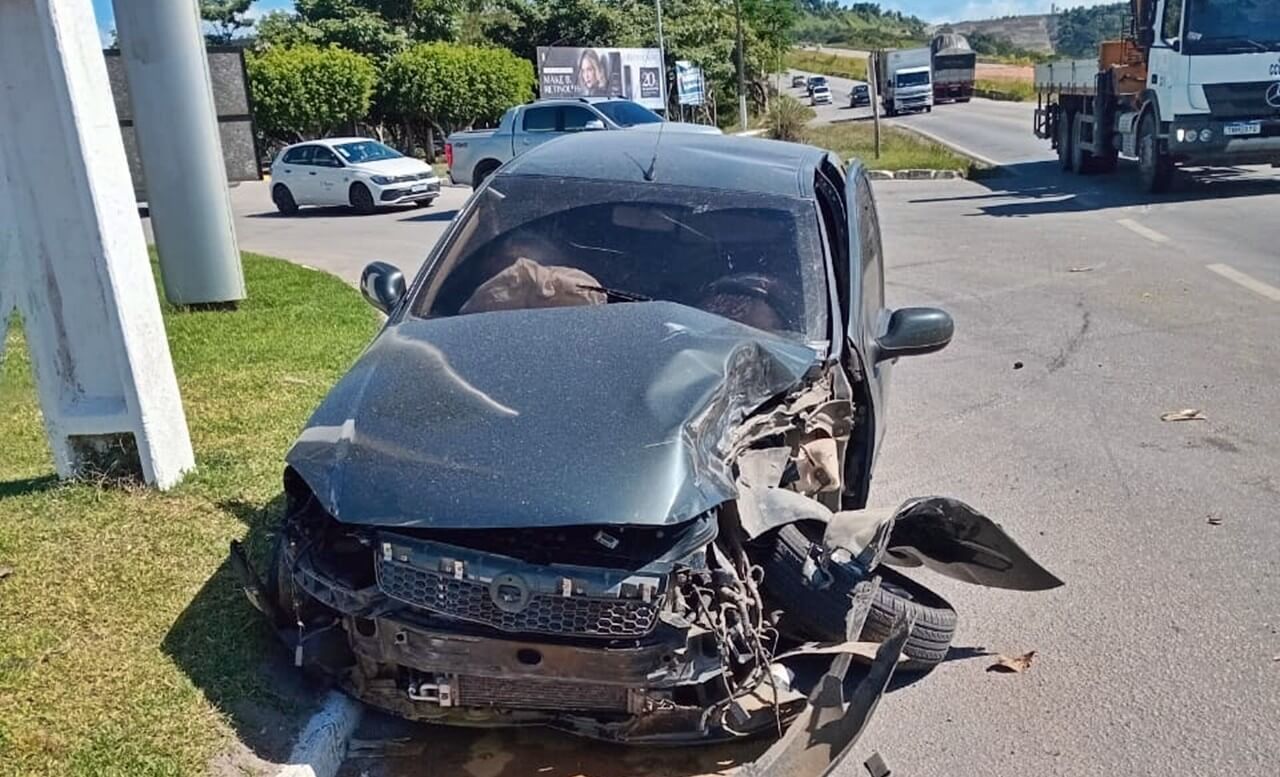 Samu atende vítima de acidente entre carro e carreta dos Correios em São Miguel dos Campos