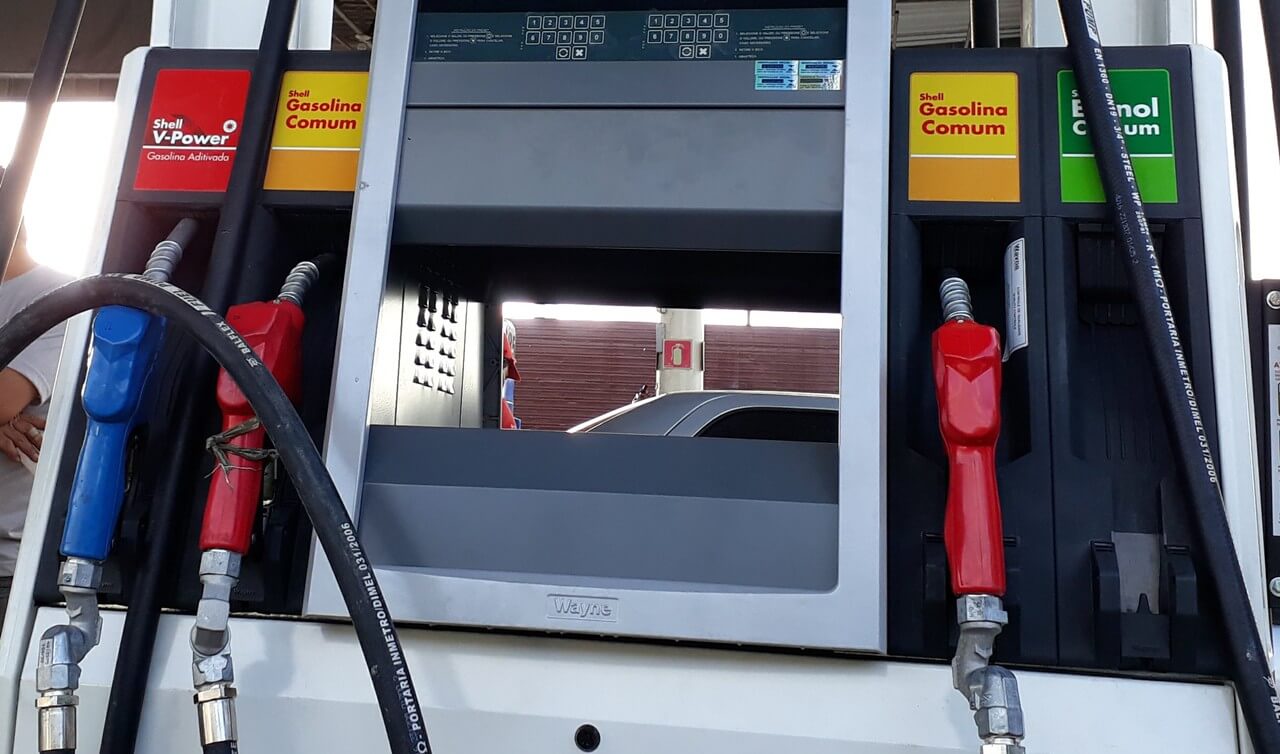 Petrobras reduz preço da gasolina a partir da terça, 21