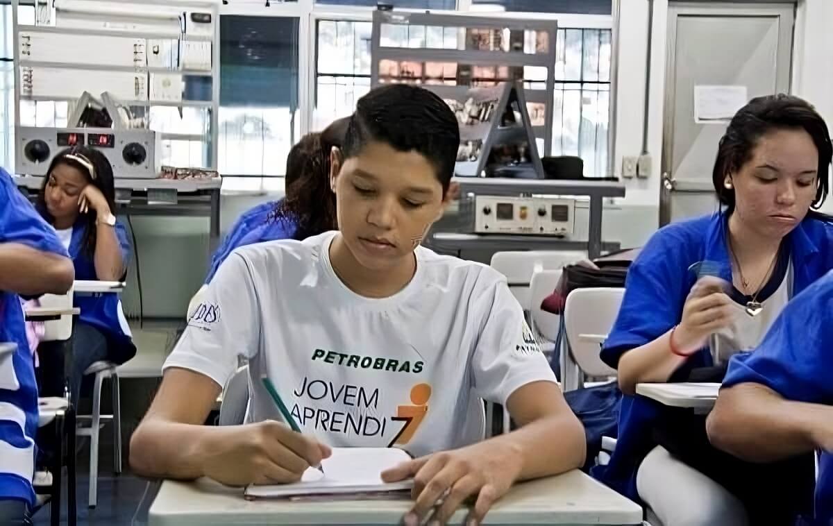 Petrobras abre inscrições para 700 vagas de jovem aprendiz em 13 estados