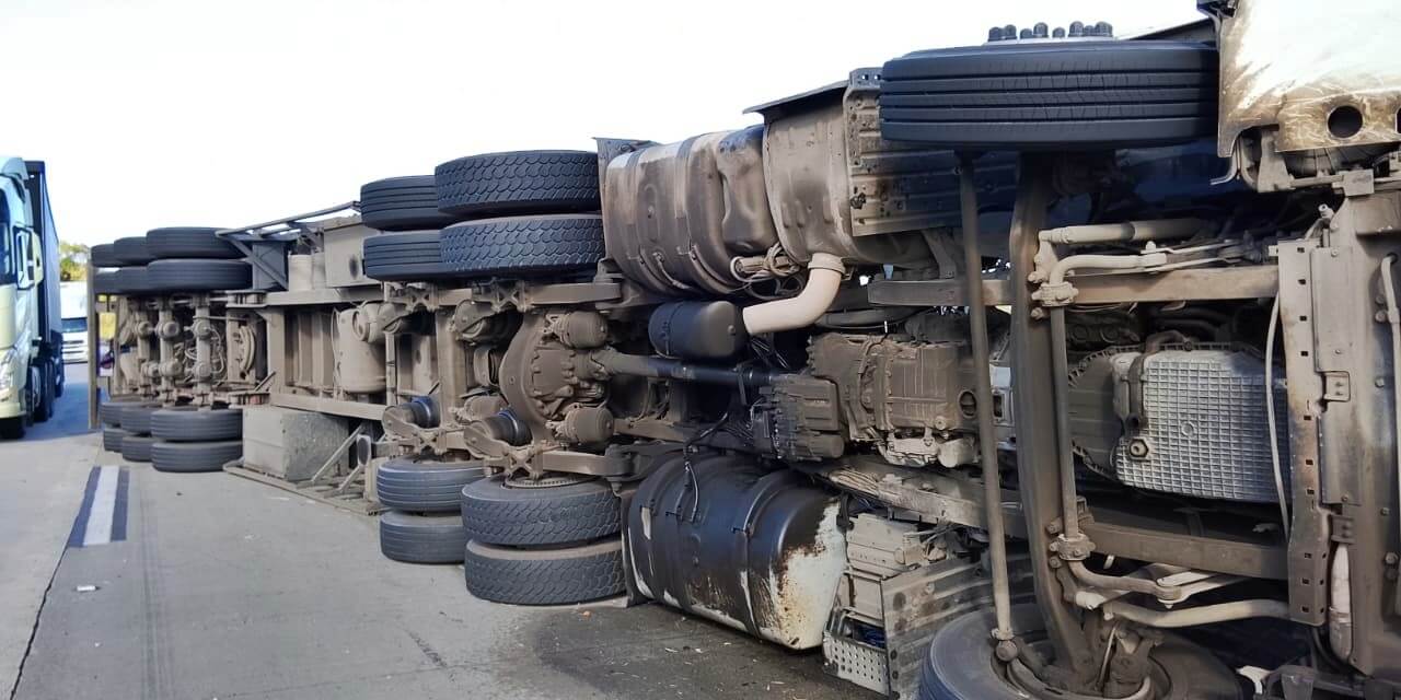 Carreta tomba em trecho da BR-101 em Alagoas