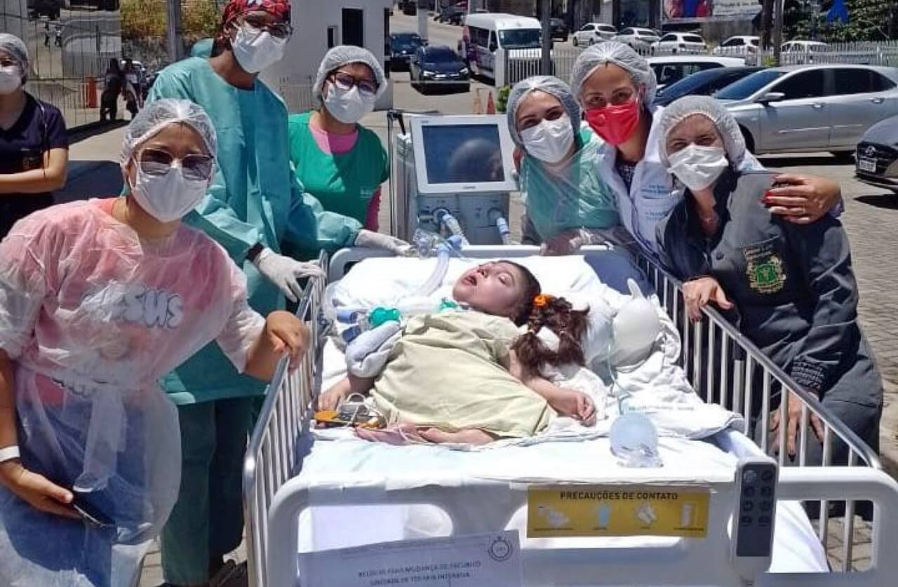 Criança com síndrome rara passa por primeiro banho de sol com apoio da equipe multidisciplinar do HCA