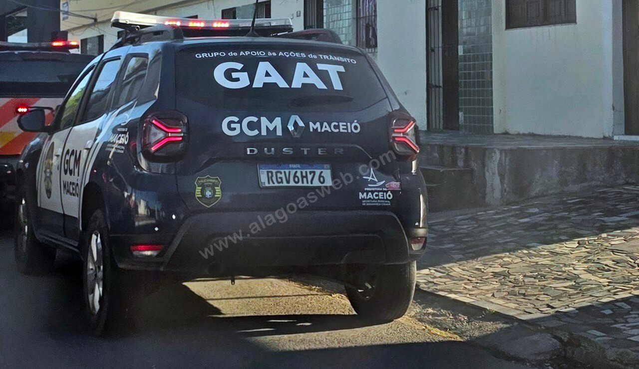 Guarda Municipal prende em flagrante três pessoas por furto de tapumes em praça