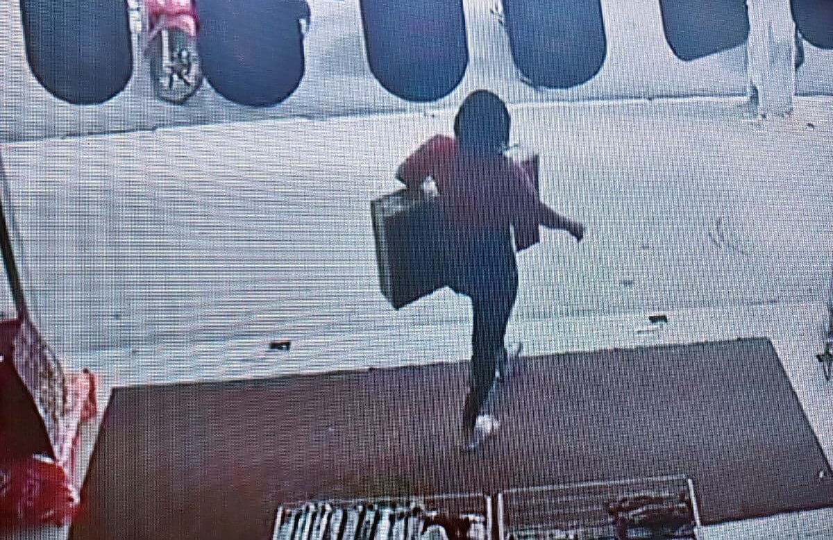 Imagem mostra mulher deixando lojas com TV furtada no Centro de São Miguel dos Campos