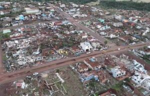 Tornado destrói cidade e mata seis pessoas no interior do PR