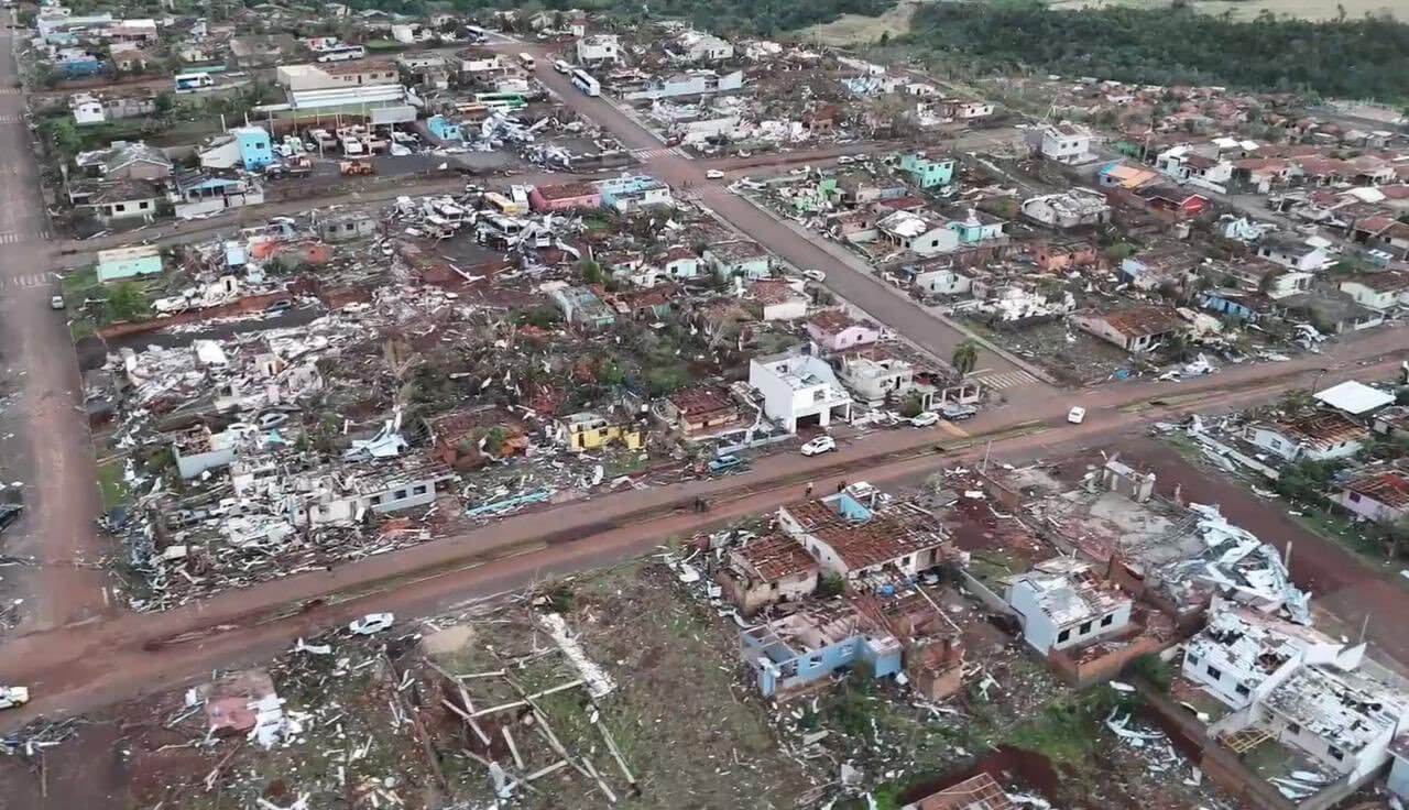 Tornado destrói cidade e mata seis pessoas no interior do PR