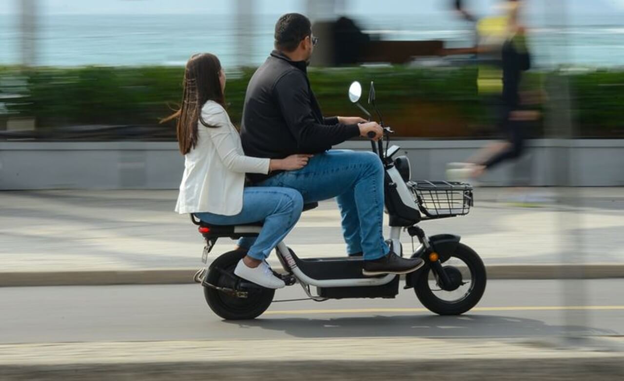 IPVA, emplacamento, CNH? O que muda para ciclomotores em 2026