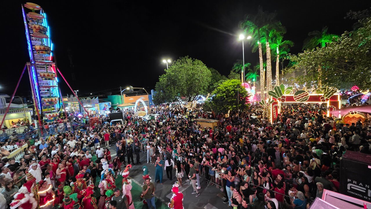 Assista: Parada de Natal encanta e atrai centenas de pessoas em São Miguel dos Campos