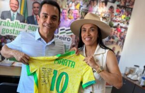 Marta cumpre promessa, visita Roteiro e é recebida com festa pela população