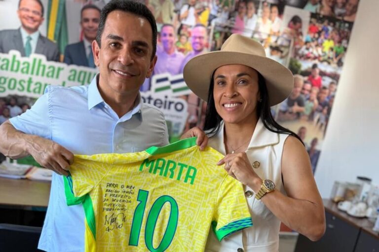 Marta cumpre promessa, visita Roteiro e é recebida com festa pela população