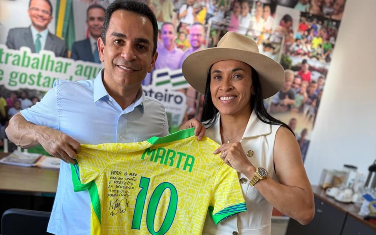 Marta cumpre promessa, visita Roteiro e é recebida com festa pela população