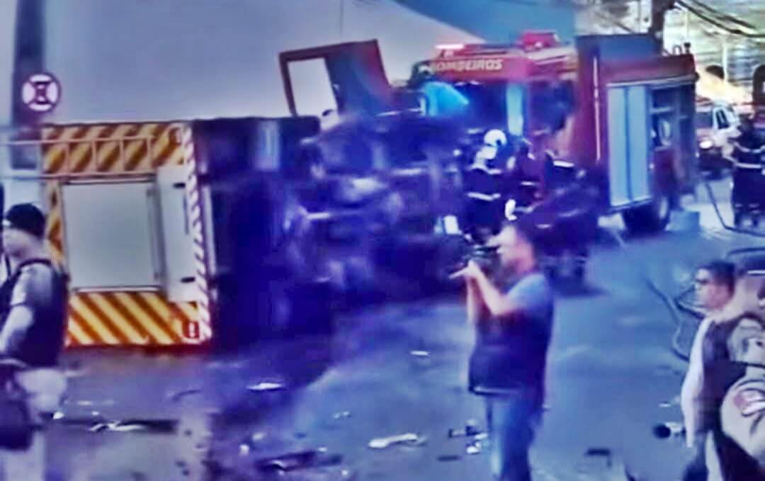 Viatura do Corpo de Bombeiros tomba e deixa três militares presos às ferragens